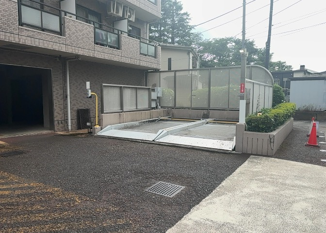 駐車場と明記されていても、最小スペースでつくられた駐車場だと大型車は駐車できなかったり、出入りしにくくなったりする可能性があります。お車のサイズと購入したい物件の駐車場のサイズを現地で確認しましょう。