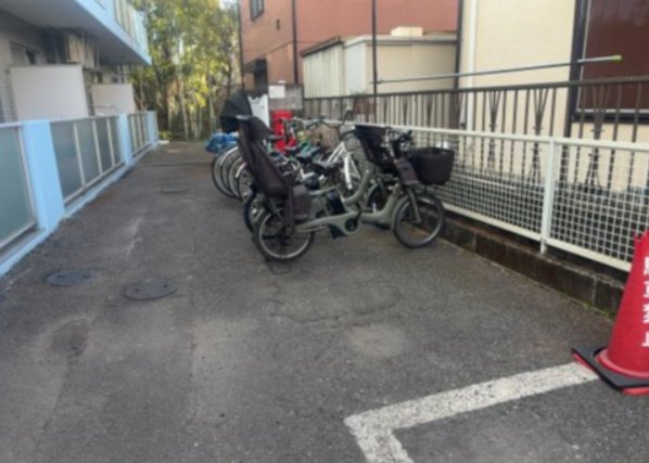 車一台あたりに必要なスペースは、標準サイズの普通自動車で横幅2m50cm、長さ5mは必要になります。ただし、乗降のことも考慮して横幅3m30cm、長さ5m50cmほどは確保できるところを選びましょう。
