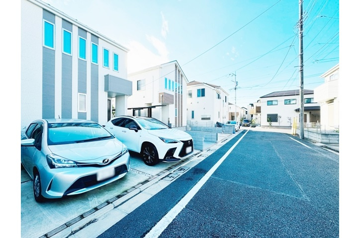 駐車場はゆったり並列2台可能！お車での来客時にも安心ですね
