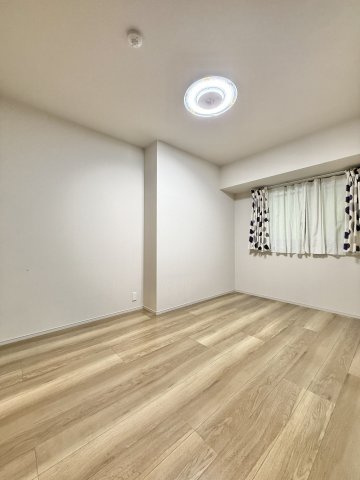 こちらの洋室は、約6.5帖のお部屋になります。大きな収納が備わっておりますので、主寝室にピッタリです。