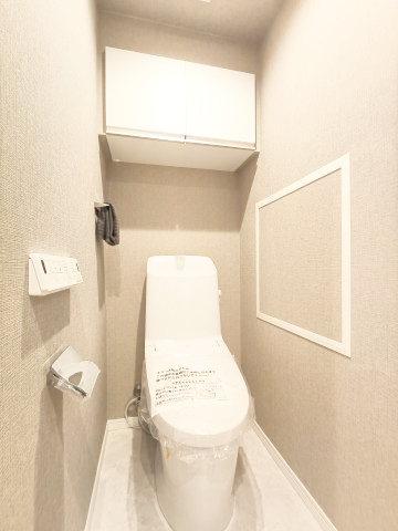【トイレ】　洗浄機能付きトイレ。上部には収納付で、トイレットペーパー等、買い置きもしやすそうです。