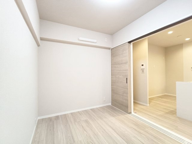 【洋室約4.7帖】　お子様の心と身体を見守る子供部屋として、思春期のプライバシーを重視したり、成長に合わせて机やベッドを自由にレイアウトできます。