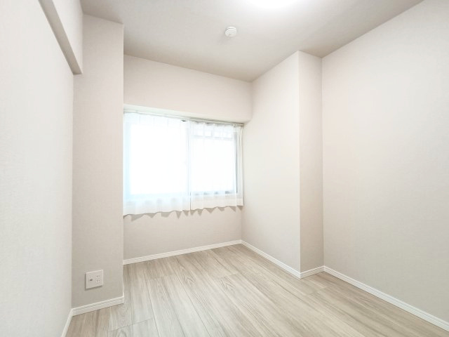 【洋室約4.8帖】　収納力がたっぷりのこちらのお部屋は主寝室向き。出かける準備や大切なお荷物を保管したりと便利にお使いいただけます。
