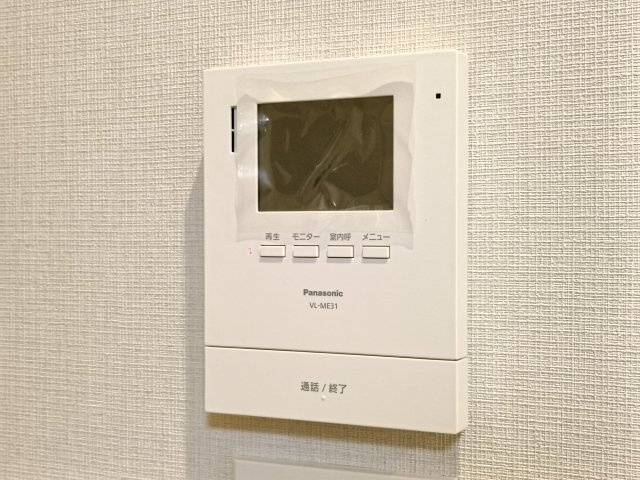 【TVモニター付きインターフォン】　訪問者の顔を見ることができるので、安心してドアを開けられます。