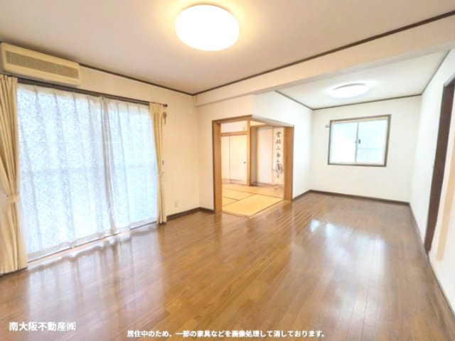 広いリビングをどうお使いになるか？悩むところですが、他の写真も参考にされてください。