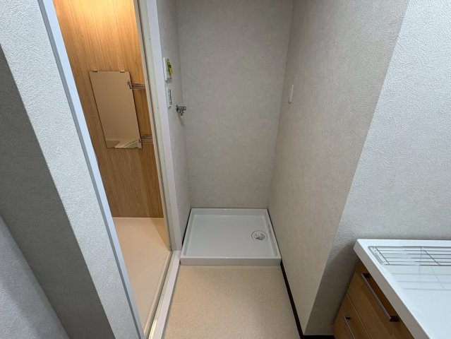 室内に洗濯機置場を確保しており、天候や時間を気にせず洗濯することができます。防水パン付きで、水漏れ対策も考慮されています。日々の家事負担を軽減してくれる実用的なポイントとなっています。
