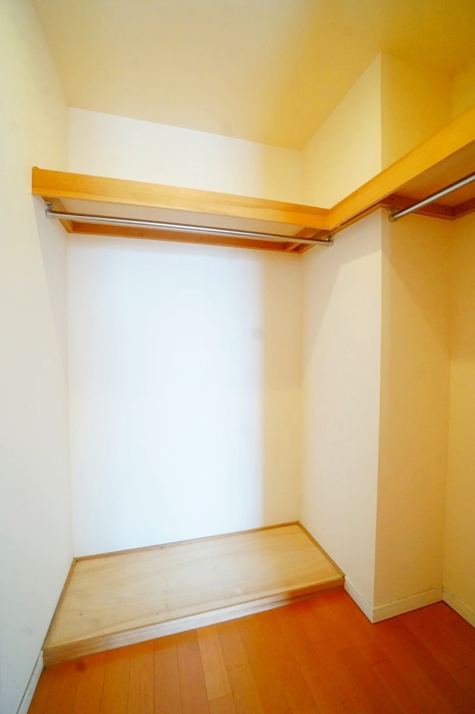 収納力豊富なウォークインクローゼット。衣類や荷物をまとめて収納でき、居室をすっきり広く使える便利な空間です。