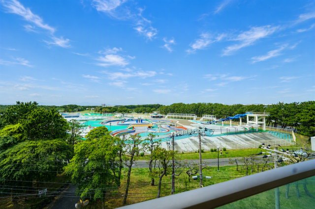 辻堂海浜公園を望む開放的な眺望。緑豊かな景色が広がり、四季の移ろいを感じながら心安らぐ暮らしをお楽しみいただけます。