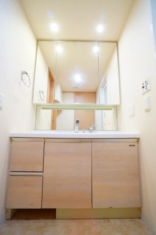 三面鏡付き洗面化粧台は、鏡裏に収納スペースを確保。洗面まわりをすっきり整理でき、使い勝手の良い清潔感ある空間です。