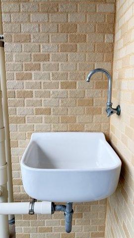 バルコニーに便利なスロップシンク付き。ガーデニングや掃除、アウトドア用品の洗浄など多用途に活躍します。