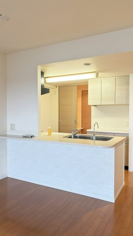 リビングを見渡せるオープンカウンターキッチンで家族との会話も弾み、配膳や片付けもスムーズな使い勝手の良い空間です。