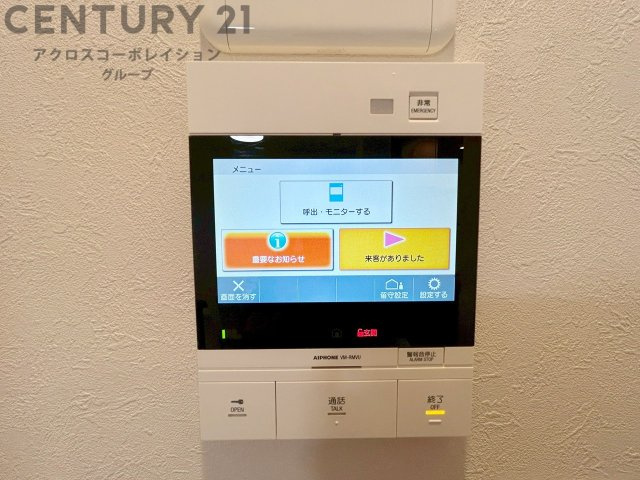 訪問者が来たときにテレビ画面で確認できるため、安心してドアを開けられます。録画機能があるものもあり、留守中に来訪者を記録しておくことができます。利便性が高く、セキュリティ面でも安心です。　