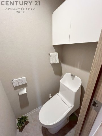 温水洗浄便座付トイレは温水洗浄機能により、暖かい水でおしりを洗浄することができ、冷たい水を使う従来の便座に比べ、温水洗浄機能で暖かいトイレを提供し、快適な使用を可能にします。　