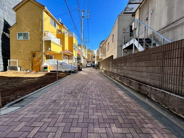 南側は幅員約4.0mの私道に面しています　。人通りの落ち着いた道路状況が、家族のプライバシーを守り、静かな住環境を支えます。お子様との外出も落ち着いて準備ができる、ゆとりある空間です！