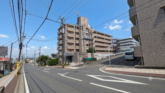 中山商店街のお踊りに面しています。向かい側に有名な中華料理屋さんがあります。（明るさなど加工しています）