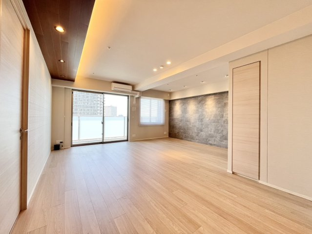 【リビングダイニング】ダウンライト・間接照明を採用した、落ち着いたLDK空間☆　約14.9帖のリビングダイニング！床暖房完備で冬でも足元あたたかいです！（間取り変更予定）