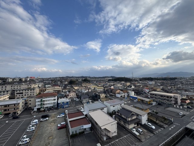 高層階ならではの開放的な眺望が広がります。周囲の建物に遮られにくく、遠くの山並みや街並みまで見渡せる気持ちの良い景色が魅力。空の広がりを感じながら、時間帯によって変わる景色を楽しむことができます。