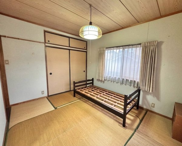 畳のやさしい質感を感じられる和室は、ベッドの設置も可能で多様な使い方ができます。収納付きで実用性も高く、寝室や客間としても活躍。和の雰囲気を残しつつ、現代的な使い方ができる空間です。