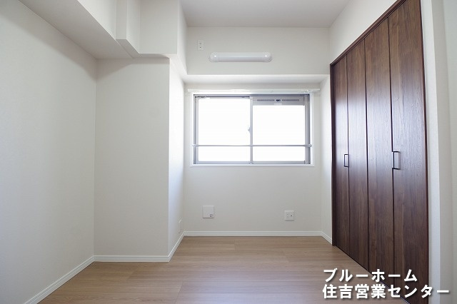 玄関正面にある約5帖の洋室です！　