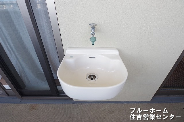 室内に持ち込みにくい汚れたものも洗えるスロップシンクあります！
