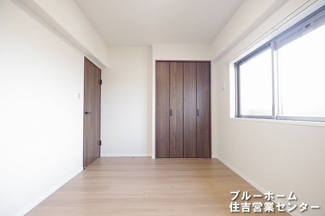 玄関横の約64帖の洋室です！　窓が大きく明るいお部屋です！