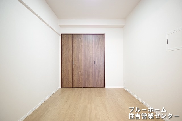 リビング横の約5帖の洋室です！　独立したお部屋としても、扉を開放しリビングを広く使うことも可能！