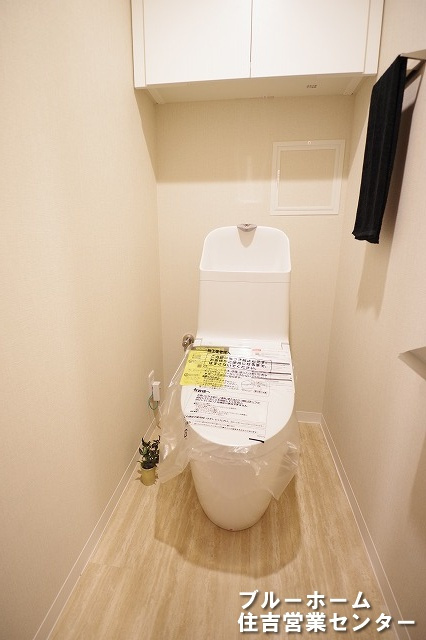 上部には収納棚があります！　スタイリッシュなトイレです！