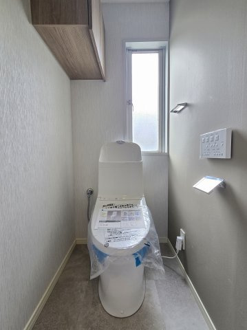 各フロアにトイレを設置、温水洗浄暖房便座を採用し、快適性と清潔感に配慮したトイレ。