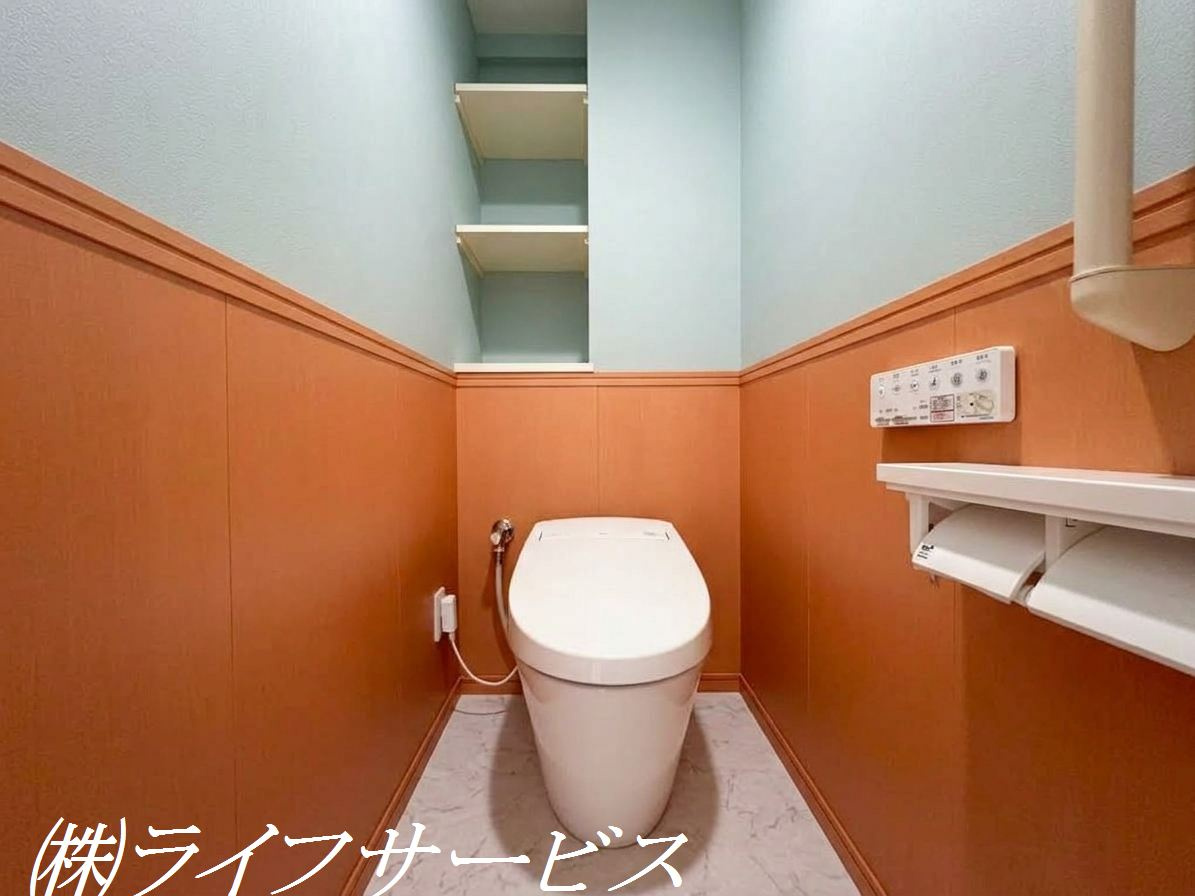 温水洗浄便座付トイレ／タンクレストイレです！（AIによる加工をしています）