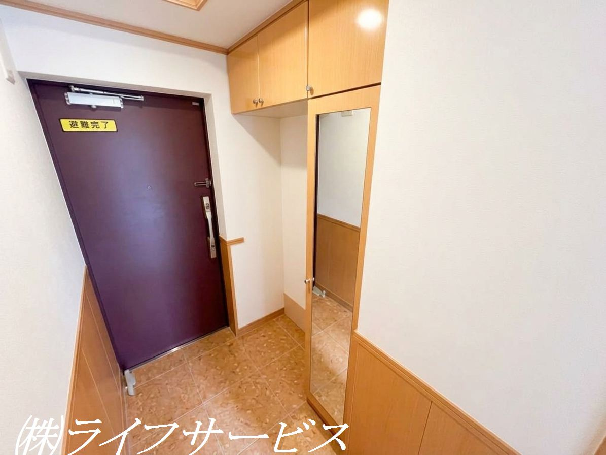 玄関／天井高のミラー付シューズボックス有（AIによる加工をしています）