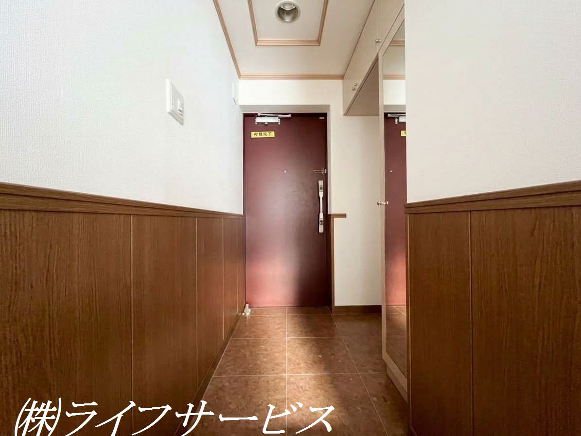 玄関／天井高のミラー付シューズボックス有（AIによる加工をしています）