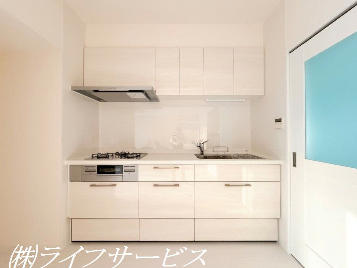 システムキッチン／3口ガスコンロでお料理楽々！（AIによる加工をしています）