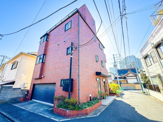 角地ならではの採光と通風。建物の表情が立体的に映える外観です。