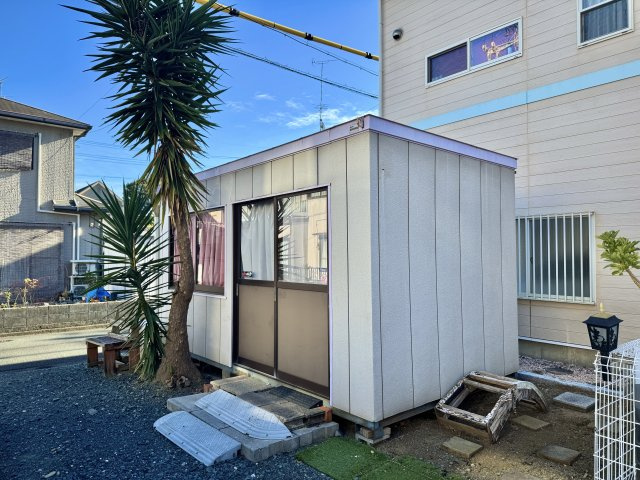 外の駐車スペースには大きめの物置小屋もありますよ。　