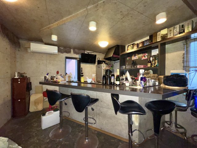 1Fにはカウンターがあります。友人との憩いの場として　またお店として使用することも可能です。　