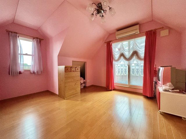 3F洋室です。　それぞれのお部屋にバルコニーがついています。　クローゼットも各部屋にありますので、しっかり荷物を収納できます。　