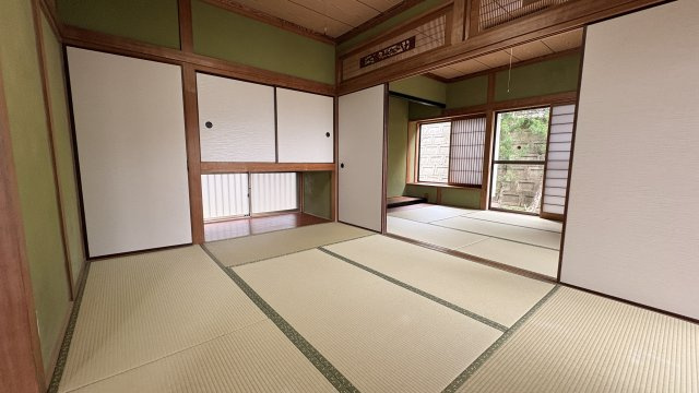 落ち着いた和の雰囲気が広がる続き間の和室です。襖を開放すれば広々とした空間として利用でき、来客時や家族の集まりにも対応可能です。床の間や押入れ収納も備えており、和室ならではの趣ある空間です。