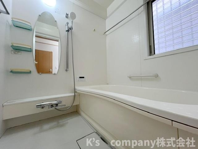 白を基調とした清潔感のある浴室◇