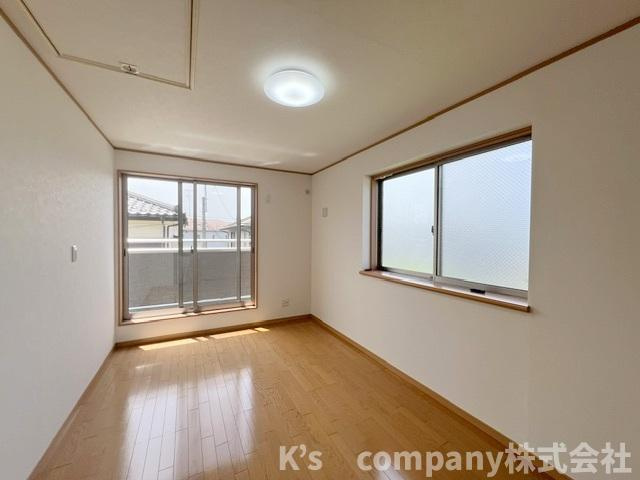 洋室スぺ―ス◇上部には屋根裏収納付きです◇
