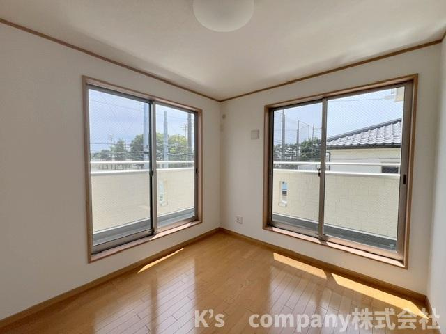 洋室◇L字型のベランダに囲まれたお部屋で、日当たり良好です◇