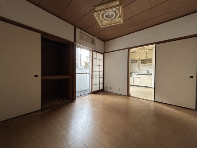 収納は奥行きがあり棚付きで使い勝手の良い造り。衣類やバッグ季節家電などもしっかり収納でき居室空間を広く使えます。扉付きのため生活感を抑えやすく寝室や書斎として使う際もすっきりとした印象を保てます。