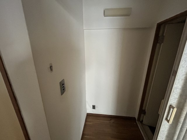 洗濯機置き場として使える室内スペース。上部には収納棚の設置が可能で洗剤やタオル日用品のストック置き場としても便利。デッドスペースを有効活用でき、生活感を抑えたすっきりとした空間づくりができます。