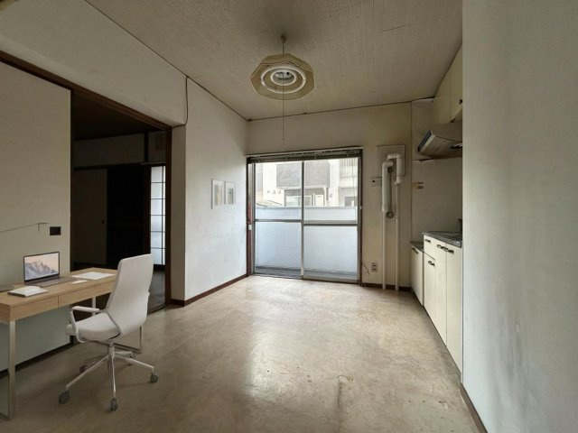 ダイニングキッチンに家具を配置したイメージ図。テーブルやデスクを置いても通路幅にゆとりがあり食事スペースと作業スペースを分けた使い方が可能。在宅ワークや一人暮らし、二人暮らしにも対応しやすい空間です。