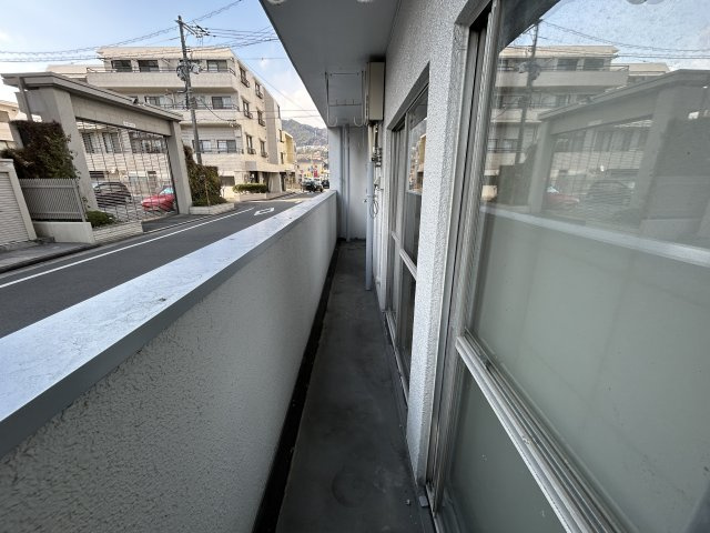 奥行きのあるバルコニーで洗濯物を干しやすい実用的なスペース。通路幅にゆとりがあり、物干し金具も設置可能。道路に面していますが視線の高さが抑えられており、採光と風通しを確保しながら快適に利用できます。