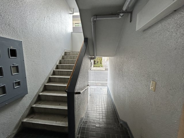 共用部はコンクリート造でしっかりとした造り。階段・通路ともに幅が確保されており、日常の移動も安心です。外部に面した配置のため風通しが良く、明るさも感じられる共用空間となっています。