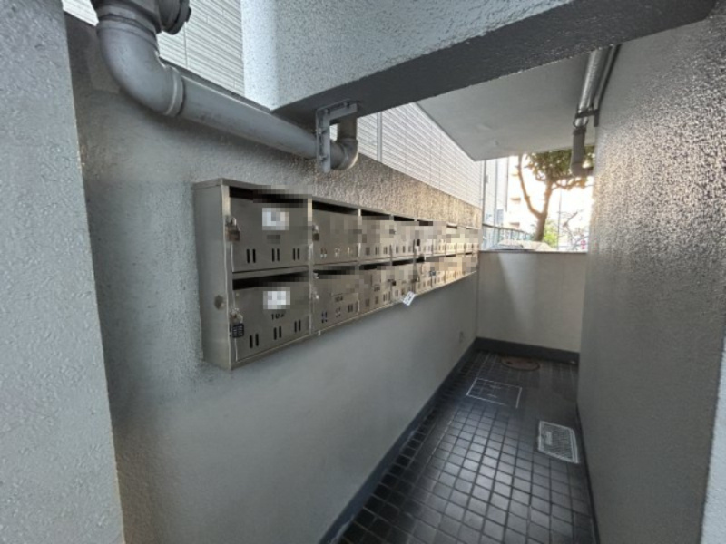 共用通路沿いに集合ポストを設置。住戸ごとに区分されており、郵便物の受け取りもスムーズです。人通りのある場所に配置されているため、防犯面でも安心感があります。
