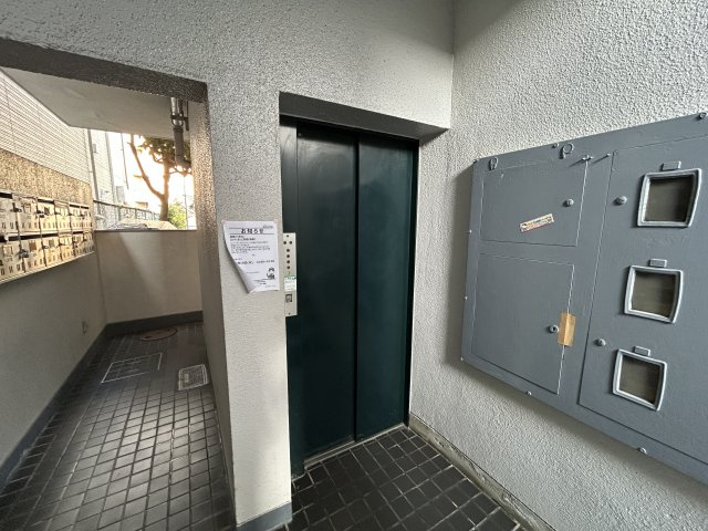 エレベーター付きのマンションで、重い荷物がある日や移動時の負担を軽減できます。共用部からの動線も分かりやすく、初めての方でも迷いにくい配置です。日常生活をサポートする設備です。
