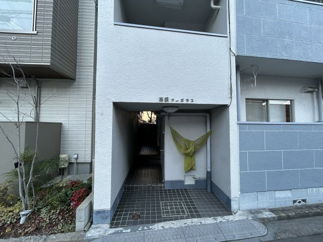 マンション入口は道路から奥まった位置にあり、落ち着いた印象。外部からの視線が気になりにくく、プライバシーにも配慮されています。共用部の管理状態も確認しやすく、安心して入居できる環境です。
