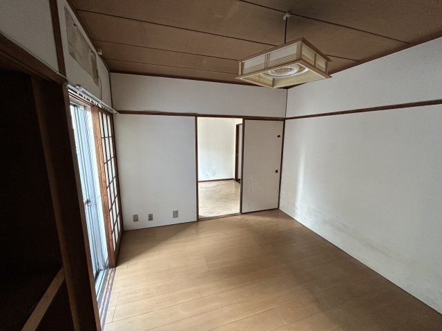 各居室からそのままバルコニーへ出入りできる間取りで採光と風通しの良さが魅力。窓を開ければ自然光が入り、室内を明るく保てます。洗濯や換気もしやすく、日常の暮らしやすさを重視したい方におすすめの洋室です。