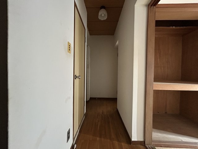 各部屋へつながる室内廊下は、動線がシンプルで生活しやすい配置。壁面が多く、収納棚やラックを置いて日用品の整理にも活用できます。居室と水回りをほどよく分けた間取りで、生活空間にメリハリが生まれます。